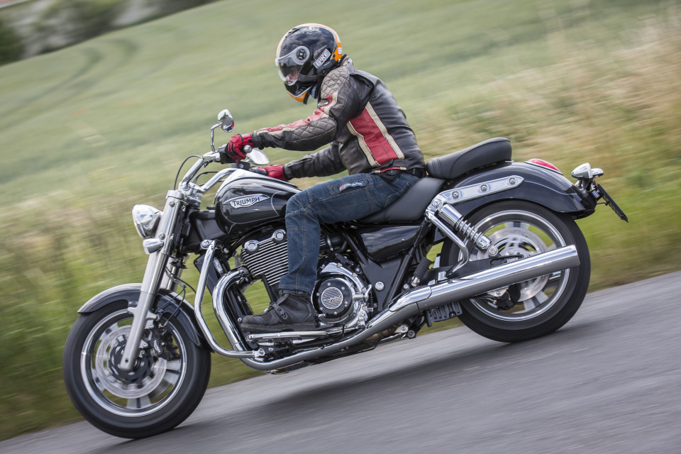 TEST: Moto Guzzi California 1400 Custom vs Triumph Thunderbird Commander TEST: Moto Guzzi California 1400 Custom vs Triumph Thunderbird Commander