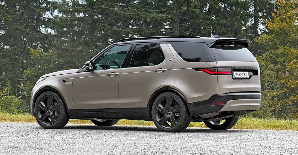 Land Rover Discovery D250 &ndash; Vysoko nad věc&iacute;