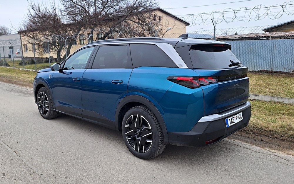 Peugeot 5008 Hybrid &ndash; A teď na benz&iacute;n!