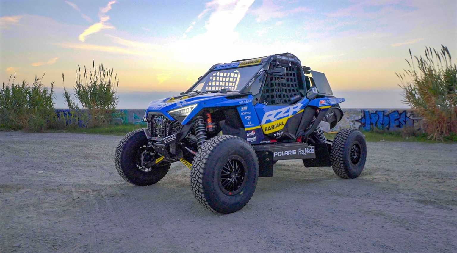  Polaris RZR se vrac&iacute; na Dakar